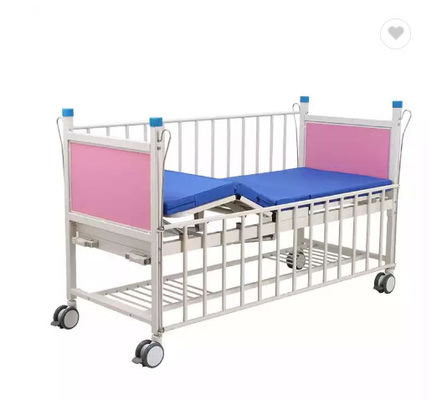 Lit détraqué d'enfant du lit deux pédiatriques manuels d'hôpital avec les panneaux principaux de lit
