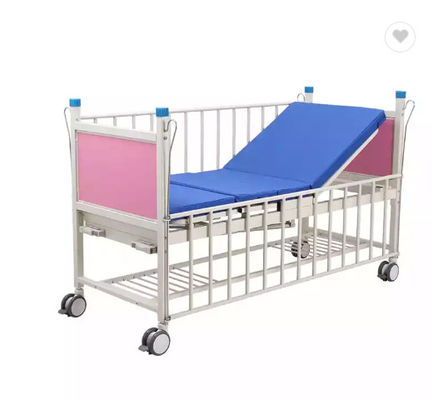 Lit détraqué d'enfant du lit deux pédiatriques manuels d'hôpital avec les panneaux principaux de lit