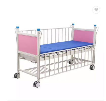 Lit détraqué d'enfant du lit deux pédiatriques manuels d'hôpital avec les panneaux principaux de lit